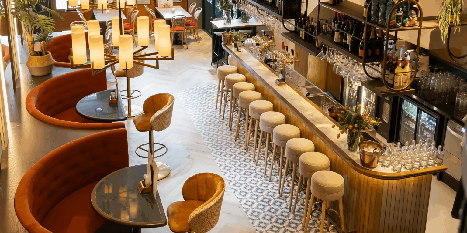Le bar et les tables du restaurant Vester à Haarlem