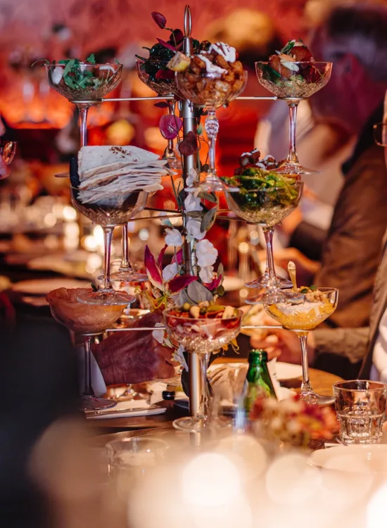 Een feestelijke tafel met gerechten en drankjes bij Vester