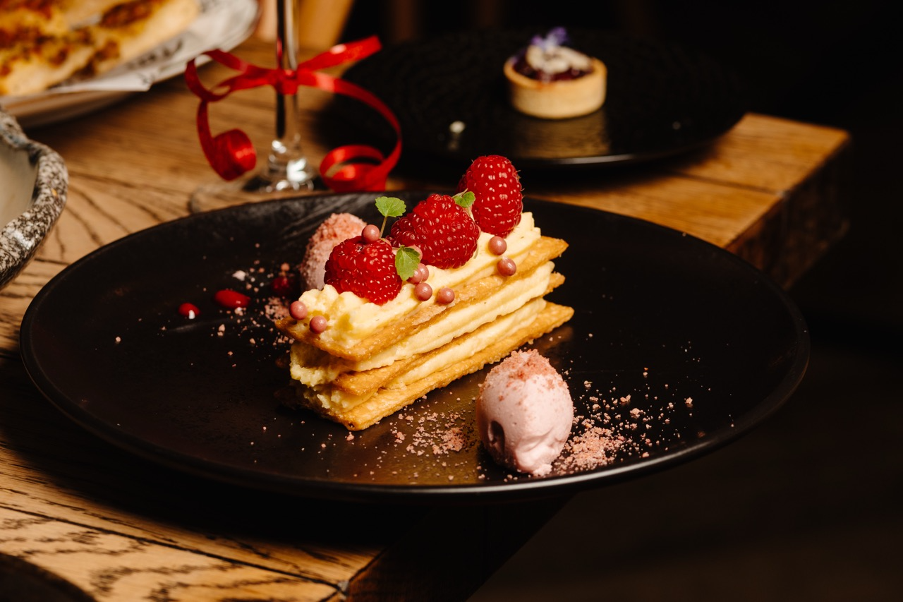 Feestelijk dessert met frambozen en ijs bij Vester