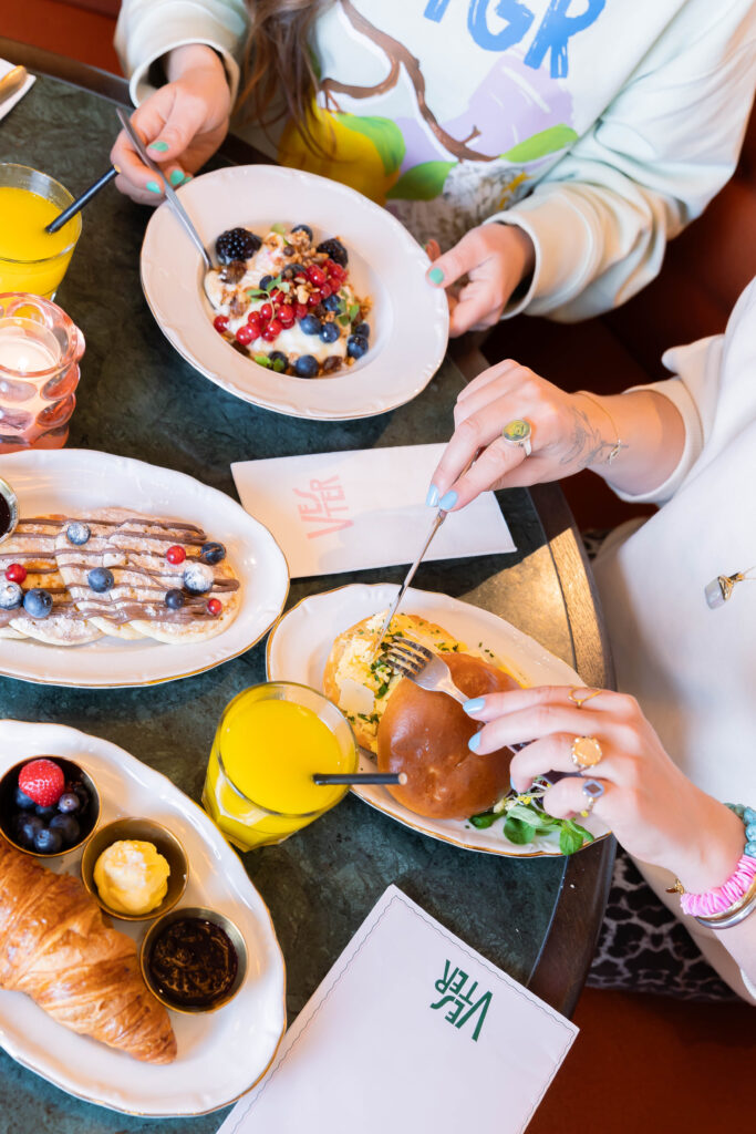 Samen ontbijten bij Vester met yoghurt, fruit, broodjes en sinaasappelsap