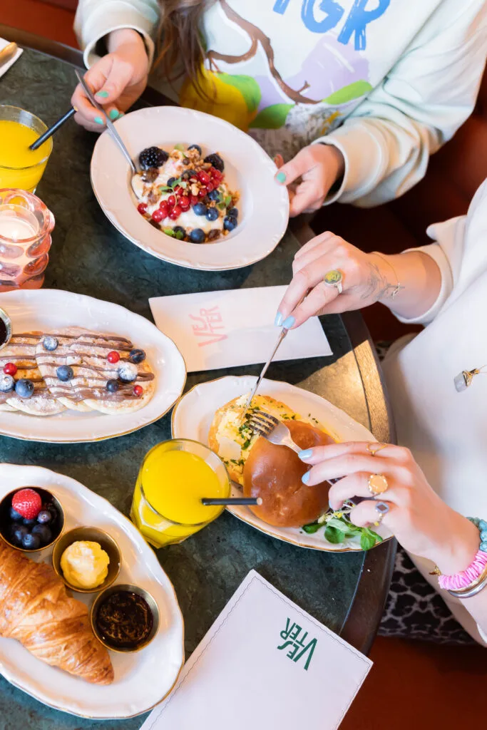 Samen ontbijten bij Vester met yoghurt, fruit, broodjes en sinaasappelsap